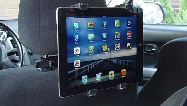 Tento unikátní nastavitelný držák do auta je vhodný pro tablety, iPady, GPS, ebooky a veškeré ploché počítače o rozměrech obrazovky od 8 do 15 palců. Jeho flexibilní konstrukce umožňuje otočit Váš tablet či iPad do jakéhokoli úhlu, dokonce až o 360o, takže můžete nastavit obrazovku horizontálně či vertikálně a v pohodlí sledovat film, seriál ze zadního sedadla v autě.